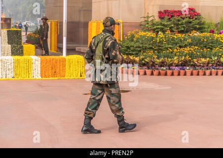 New Delhi, Inde, le 27 janvier 2018 : soldats debout à AMAR JAWAN Memorial à la porte de l'Inde à Delhi en Inde. Banque D'Images
