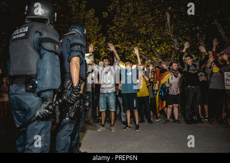 Barcelone, Espagne. 1 octobre, 2018 : des militants indépendantistes catalans de Barcelone Catalogne Square se rassemblent pour exiger la mise en œuvre de la secessi Banque D'Images