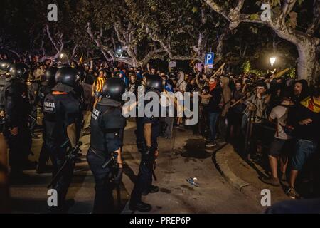 Barcelone, Espagne. 1 octobre, 2018 : des militants indépendantistes catalans de Barcelone Catalogne Square se rassemblent pour exiger la mise en œuvre de la secessi Banque D'Images