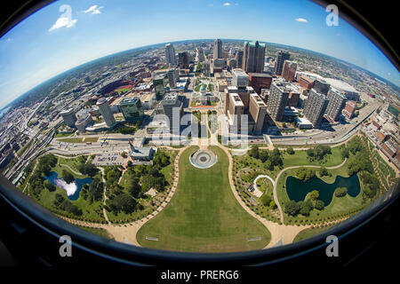 Un fisheye view thru la fenêtre des 630 pieds de Gateway Arch de Saint-Louis (Missouri). Banque D'Images