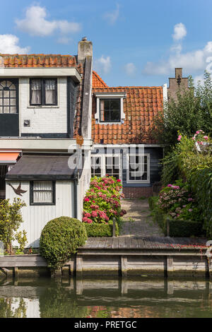 Petite maison en bois à un canal à Edam, Pays-Bas Banque D'Images