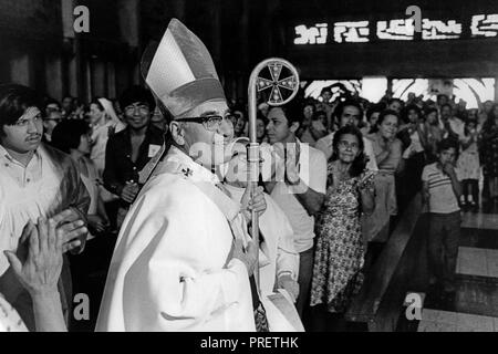 Óscar Arnulfo Romero y Galdámez (15 août 1917 - 24 mars 1980) était un Prélat de l'Église catholique en El Salvador, qui a été le quatrième Archevêque de San Salvador. Il s'est prononcé contre la pauvreté, l'injustice sociale, d'assassinats et de torture. En 1980, Romero a été assassiné tout en offrant en masse la chapelle de l'hôpital de la Divine Providence. Bien que personne n'a jamais été déclaré coupable pour le crime, les enquêtes menées par la Commission de vérité DES NATIONS UNIES créé pour El Salvador a conclu que l'extrême-droite politique et chef d'escadrons de la mort, Roberto D'Aubuisson avait donné l'ordre. (Piscine) Banque D'Images