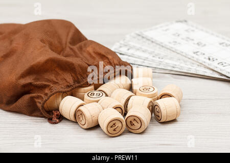 Jeu de lotto sur blanc 24. Lotto en barils avec sac de jeux et cartes pour un jeu de lotto Banque D'Images