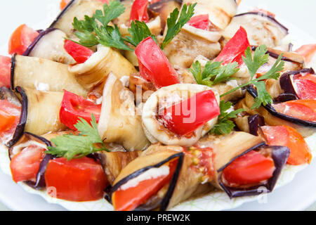 Plat de tranches d'aubergines frites avec sauce au fromage Tomates et décoré avec les feuilles de persil on white plate Banque D'Images