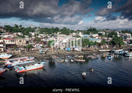 Taxi-bateau en bois ferry transporte des passagers de l'autre côté de la rivière à Manado, Sulawesi, Indonésie Banque D'Images