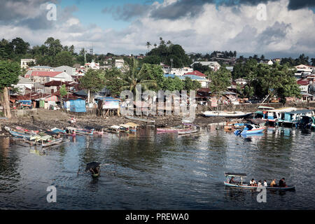 Taxi-bateau en bois ferry transporte des passagers de l'autre côté de la rivière à Manado, Sulawesi, Indonésie Banque D'Images