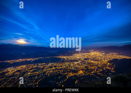 De l'antenne de Grenoble de nuit avec Lune se levant sur les montagnes. Banque D'Images