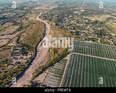 Vue aérienne de San Miguel river et sur le terrain de la culture à San Pedro en Saucito. Communauté dédiée à l'agriculture et l'élevage. Vista aerea de Rio San Banque D'Images