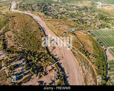 Vue aérienne de la rivière San Miguel à San Pedro el Saucito. Communauté dédiée à l'agriculture et de l'élevage... Vista aerea de Rio San Miguel en San Ped Banque D'Images