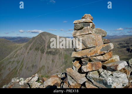 Cairn sur Lingmell vers grand sommet à Gable Banque D'Images