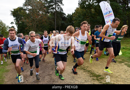 Les Concurrents prenant part à un 10km course cross-country race, Hindhead, Surrey. Dimanche 30 septembre 2018. Banque D'Images