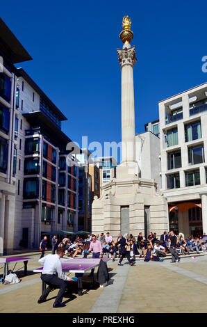 À jouer au tennis de table à midi dans Paternotster Square, Londres, Angleterre, Royaume-Uni. Banque D'Images