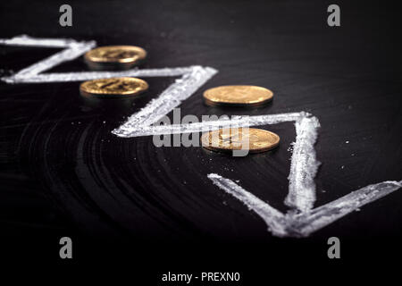 Et bitcoin graphique avec la chute du dynamisme sur tableau, image d'arrière-plan Banque D'Images