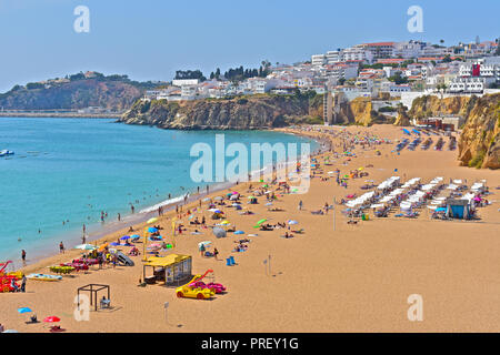 La principale plage de sable doré à côté de la vieille ville d'Albufeira, dans la région de l'Algarve du Portugal Banque D'Images