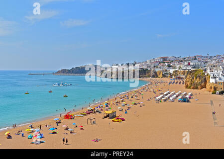 La principale plage de sable doré à côté de la vieille ville d'Albufeira, dans la région de l'Algarve du Portugal Banque D'Images