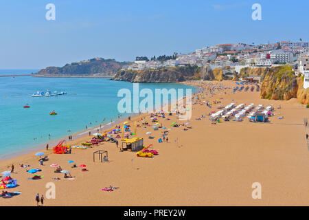 La principale plage de sable doré à côté de la vieille ville d'Albufeira, dans la région de l'Algarve du Portugal Banque D'Images