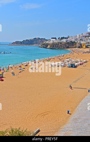 Praia do Peneco est la principale plage de sable doré à côté de la vieille ville d'Albufeira, dans la région de l'Algarve du Portugal Banque D'Images