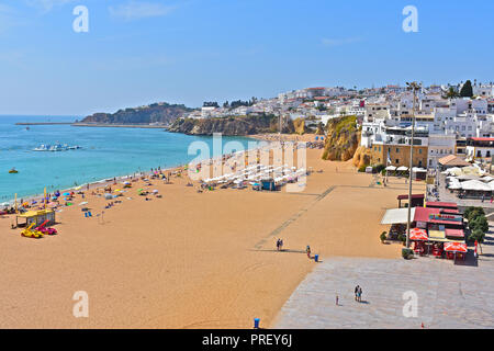 Praia do Peneco est la principale plage de sable doré à côté de la vieille ville d'Albufeira, dans la région de l'Algarve du Portugal Banque D'Images