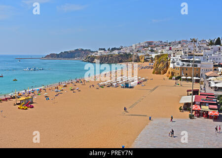 Praia do Peneco est la principale plage de sable doré à côté de la vieille ville d'Albufeira, dans la région de l'Algarve du Portugal Banque D'Images