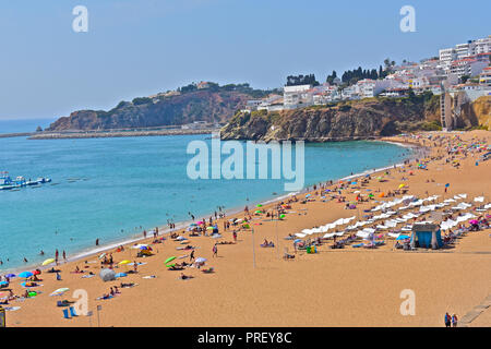 Praia do Peneco est la principale plage de sable doré à côté de la vieille ville d'Albufeira, dans la région de l'Algarve du Portugal Banque D'Images