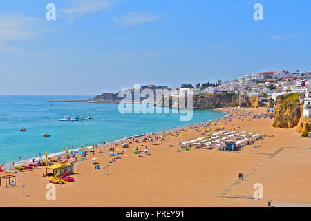 Praia do Peneco est la principale plage de sable doré à côté de la vieille ville d'Albufeira, dans la région de l'Algarve du Portugal Banque D'Images