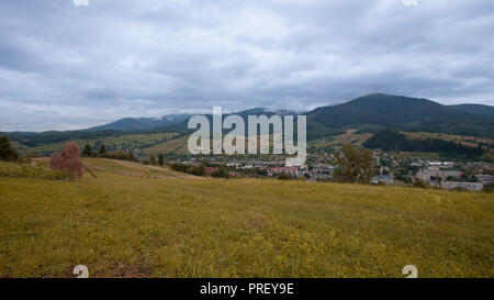 Gamme de montagne nuages paysage panoramique. Banque D'Images