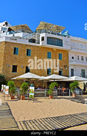 La Ruina est un restaurant spécialisé dans les produits du poisson pêché localement. Il est situé dans la plage de Albufeira, Algarve, Portugal Banque D'Images