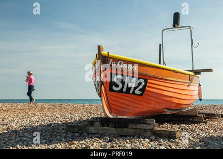 Bateau de pêche sur la plage de Worthing West Sussex. Banque D'Images