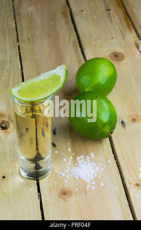 Or mexicain Tequila avec de la chaux et du sel sur la table en bois. Copyspace pour le texte. Banque D'Images