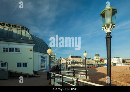 Après-midi d'automne sur la jetée de Worthing, West Sussex, Angleterre. Banque D'Images