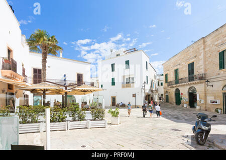 Otranto, Pouilles, Italie - MAI 2017 - quelques touristes à la découverte de la vieille ville d'Otrante en Italie Banque D'Images