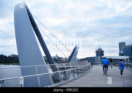 Les gens foriegner australienne et voyageurs la marche et à la vue du paysage urbain et au pont quai Elizabeth Swan River le 29 mai 201 Banque D'Images
