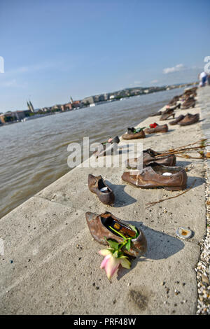 Chaussures sur la rive du Danube. Budapest, Hongrie Banque D'Images