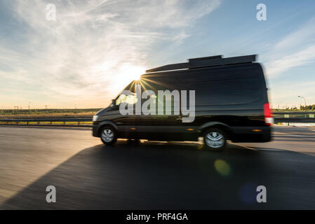 Vus blanc sur la route avec l'effet de vitesse Banque D'Images