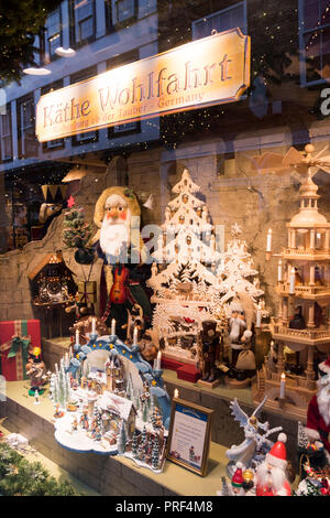 York, UK - 12 déc 2016 : Käthe Wohlfahrt au long de l'année boutique de Noël vitrine afficher le 12 décembre à New York, Stonegate Banque D'Images