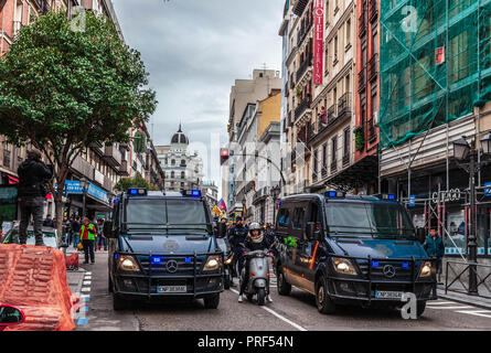 Durgonetas de la policía nacional española a la cabeza de manifestación por libertad para presos políticos, Calle de San Bernardo, Madrid, España. Banque D'Images