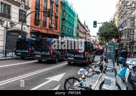 Furgonetas de la policía nacional española a la cola de manifestación por libertad para presos políticos, Calle de San Bernardo, Madrid, España. Banque D'Images