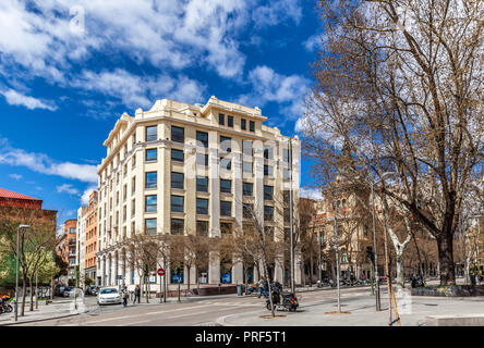 Immeuble de bureaux de taille moyenne sur la Plaza Santa Barbara, Madrid, Espagne. Banque D'Images