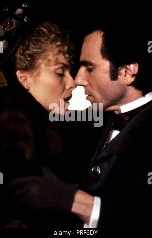 Titre original : L'ÂGE D'INNOCENCE. Titre en anglais : L'ÂGE D'INNOCENCE. Année : 1993. Directeur : MARTIN SCORSESE. Stars : DANIEL DAY-LEWIS, Michelle Pfeiffer. Credit : Columbia Pictures / CARUSO, Phillip / Album Banque D'Images