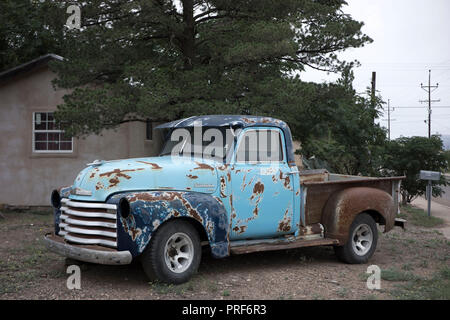 Vieux camions Chevrolet des années 1950 dans la région de Alpine, Texas. Banque D'Images