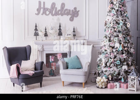 Noël Décoration chambre avec beau sapin. Maison de l'arrière-plan. Banque D'Images