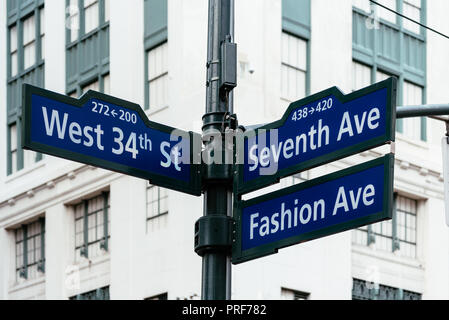 La signalisation routière dans le Midtown de New York City Banque D'Images