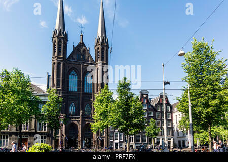 Amsterdam, Pays-Bas - 21 mai 2018 : Façade de l'église catholique romaine appelée néo-gothique de Krijtberg Kerk. Banque D'Images