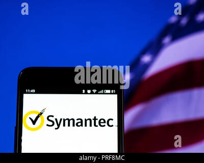 Symantec Corporation vu le logo affiché sur le téléphone intelligent. Symantec Corporation est une entreprise de logiciels. La société fournit des logiciels et services de cybersécurité Banque D'Images