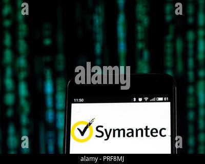 Symantec Corporation vu le logo affiché sur le téléphone intelligent. Symantec Corporation est une entreprise de logiciels. La société fournit des logiciels et services de cybersécurité Banque D'Images