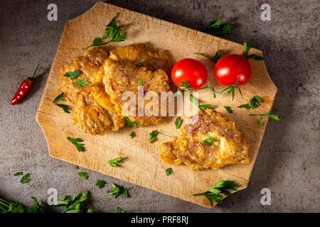 Escalope de porc de cerveau, la farine et les œufs sur une planche à découper en bois - Vue de dessus Banque D'Images