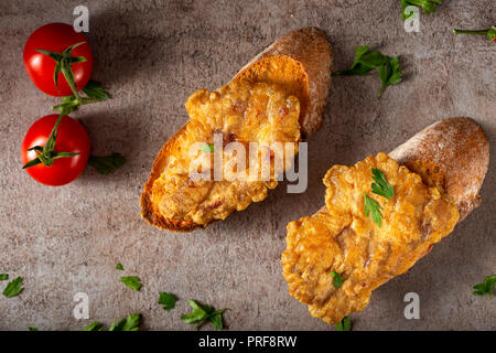 Escalope de porc de cerveau, la farine et les oeufs sur toasts - Vue de dessus Banque D'Images