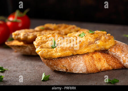 Escalope de porc de cerveau, la farine et les oeufs sur toasts - vue rapprochée Banque D'Images