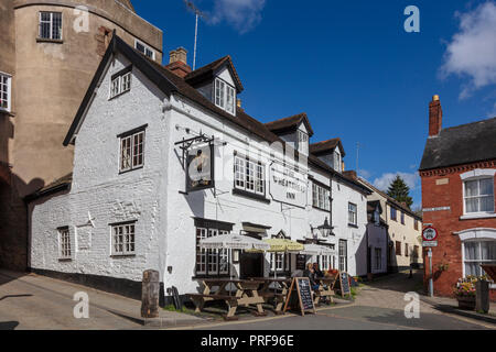 Le Wheatsheaf Inn, construit en 1753, sur la rue Broad, attaché à la porte de la ville, Ludlow, Shropshire, au Royaume-Uni. Les clients s'asseoir à l'extérieur. Banque D'Images