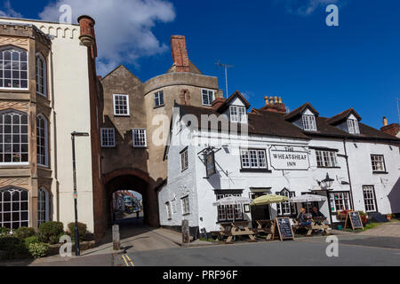 Le Wheatsheaf Inn, construit en 1753, sur la rue Broad, attaché à la porte de la ville, Ludlow, Shropshire, au Royaume-Uni. Les clients s'asseoir à l'extérieur. Banque D'Images